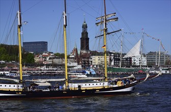 Europe, Germany, Hamburg, Elbe, view across the Elbe to the Michel, topsail schooner Swaensbourgh,