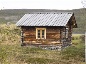 Holiday home at edge of a lake, built partially in the style of the Sami indigenous people's