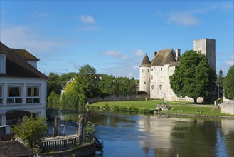 Historisches Schloss an einem Fluss mit üppiger grüner Landschaft und blauem Himmel, Château-Musée