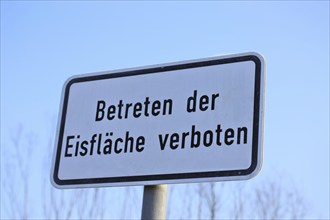 Warning sign: Entering the ice ring prohibited (German warning sign: Entering the ice ring