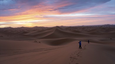 Photographers at sunrise in the desert, dunes, Erg Chebbi, Sahara, Merzouga, Morocco, Africa