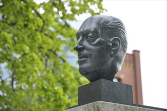 Bust of Ludwig Mies von der Rohe, Straße der Erinnerung, Spreebogen, Moabit, Mitte, Berlin,