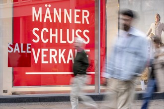 Shop window of a clothing shop, clearance sale, sale, slogan Männer Schluß Verkauf, on