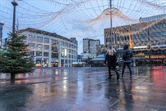 Christmas lockdown in the Corona crisis, empty shopping street, closed shops, hardly any