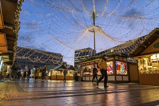 Christmas market on Kennedyplatz in Essen, during the Corona crisis, in December 2021, few