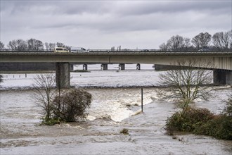 High water on the Ruhr, after days of heavy rainfall, the Ruhr is flooding, warning level 2 of 3,