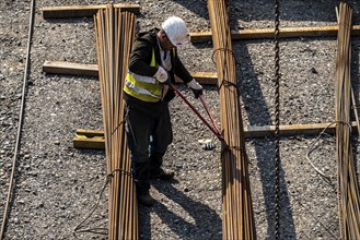 Work on the steel mesh of the foundation of the new Karl Lehr Bridge in the port of