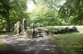 Wayland´s Smithy is an historic Neolithic chambered long barrow on the Ridgeway near Ashbury,