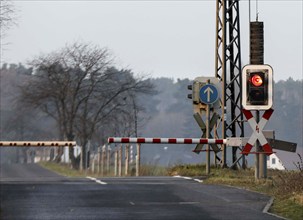 Red traffic light and barrier at a level crossing, Danewitz, 08.12.2020