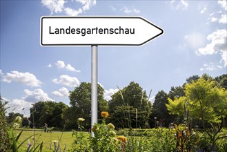 Symbolic image of the State Garden Show: Directional arrow with the inscription Landesgartenschau