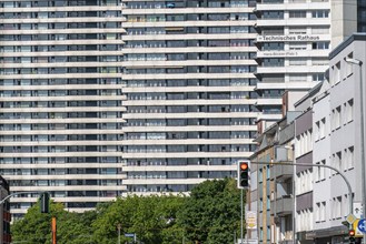 Residential buildings, older apartment blocks, facades on Dickswall, behind residential tower