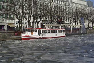 Europe, Germany, Hamburg, City, Inner Alster Lake, Alster steamer, ice floes, winter, view to the