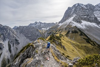 Mountaineers on a hiking trail on the ridge of Hahnkampl, mountain panorama with rocky steep peaks,