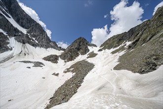 Forcellation with snowfields, Nördliche Mörchnerscharte, Berliner Höhenweg, Zillertal Alps, Tyrol,