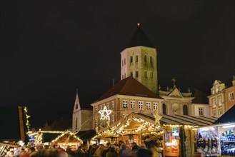 Christmas market with Gaukirche, night shot, Paderborn, Westphalia, North Rhine-Westphalia,