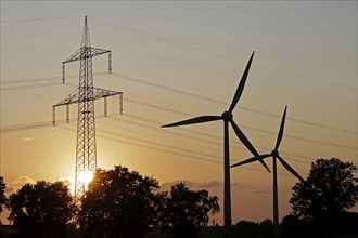 Sunset, high-voltage pylon, wind power plants, Melbeck, Ilmenau municipality, Lower Saxony,