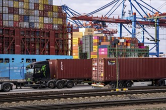 Port of Hamburg, Waltershofer Hafen, container ships, lorries bring and collect freight containers