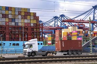 Port of Hamburg, Waltershofer Hafen, container ships, lorries bring and collect freight containers