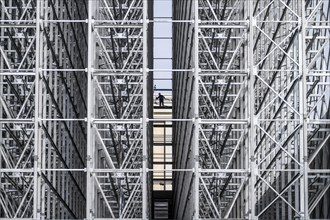 Construction of a high-bay warehouse, storage system for high space utilisation, in steel