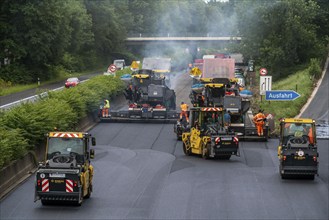 Renewal of the road surface on the A40 motorway between the Kaiserberg junction and Mülheim-Heißen,