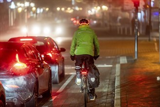 Cyclist, darkness, inner city traffic, Rüttenscheider Straße, bicycle lane, fog, autumn, winter,