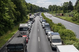 Traffic jam on the A40 motorway, near Mülheim-Winkhausen, in the direction of Duisburg, after an