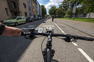 Bicycle road, cyclists have priority over car traffic, new cycle routes through Essen, here in the