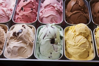 Different ice cream flavors at ice parlor shop. KI generiert, generiert, AI generated