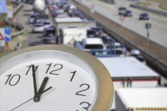 Symbolic image of traffic turnaround: Clock shows five to twelve