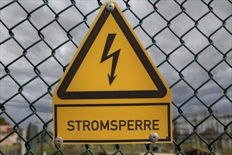 Symbolic image: The word Stromsperre is written under a sign that usually warns of high voltage