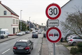 30 km/h zone on Kölner Straße, in Mülheim an der Ruhr, federal road B1, to keep the air clean