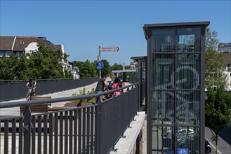 Cycle highway RS1, in Mülheim an der Ruhr, on a former railway viaduct, in the middle of the city