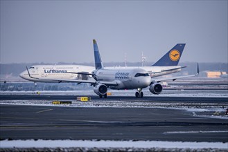 Lufthansa Boeing 747-8, Discover Airbus A320-200, on the way to Runway West, Frankfurt FRA Airport,