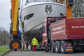 Craning the €6.3 million Sunseeker 88Y motor yacht, weighing 82 tonnes, in preparation for the