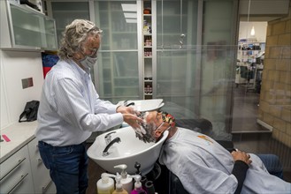 Hairdressing salon in Essen-Rüttenscheid, first customer after 6 weeks, shop closed due to Corona,