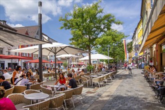 Sidewalk cafes on the pedestrian zone Maximilianstrasse in the old town, Bayreuth, Upper Franconia,