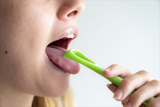 Bad breath, prevention by cleaning the tongue with a tongue brush