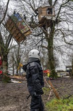 2nd day of the clearing of the hamlet Lützerath, by the police, of tree houses and huts, of climate