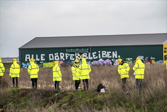 At the hamlet of Lützerath, at the Garzweiler 2 open-cast lignite mine, the RWE Group erects a