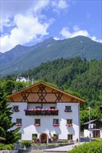 Farmhouse with Sigmundslust Castle, Vomp, Inntal, Tyrol, Austria, Europe