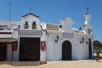 Historische weiße Gebäude mit klaren Details und blauem Himmel in HUELVAR ALJARAFE 1954, Kirche,