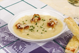 Baden cuisine, South German cuisine, Baden onion soup with crackers, croutons, pieces of bread