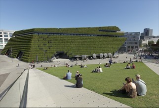 Ingenhoven Valley with sunbathing area in front of Kö-Bogen II, façade planted with 30, 000