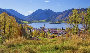 Panorama of the village and lake with the parish church of St. Sixtus and the Brecherspitz 1683m in