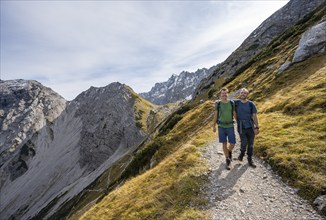 Two cheerful, friendly mountaineers on a hiking trail, way to Lamsenjochhütte, Eng, Karwendel,