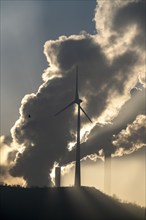 Windpark Halde Oberscholven, smoke clouds from the cooling tower and chimney of the Uniper