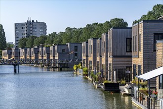 18 Floating residential buildings Havenlofts Nassauhaven, energy-neutral, solar cells, heat from