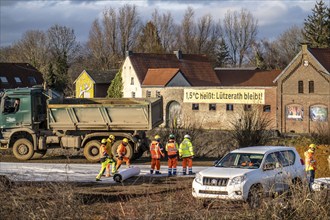 Start of the eviction of the hamlet Lützerath at the lignite mine Garzweiler 2, activists try to