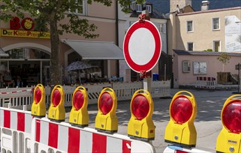 Nissen lights and warning beacons at a roadworks site, Bad Reichenhall, Bavaria, Germany, Europe