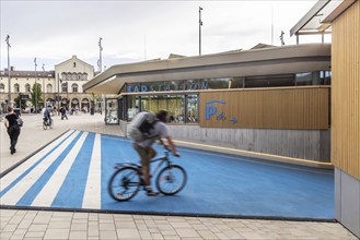 Tübingen railway station and station forecourt have been completely redesigned. An underground car